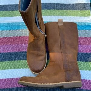 Girls nice leather zip up boots by Clarks, size 2